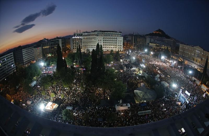 Demonstrators gather in front of the Greek parliament building in Syntagma Square in Athens to attend an anti-Austerity rally, Greece, July 3, 2015.  REUTERS/Jean-Paul Pelissier