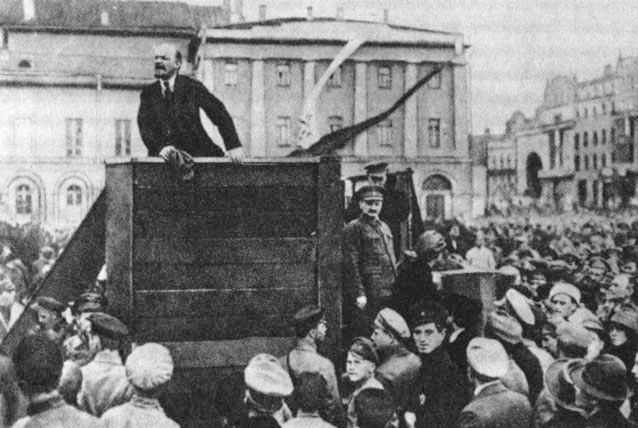 Lenin-Trotsky_1920-05-20_Sverdlov_Square_(original)
